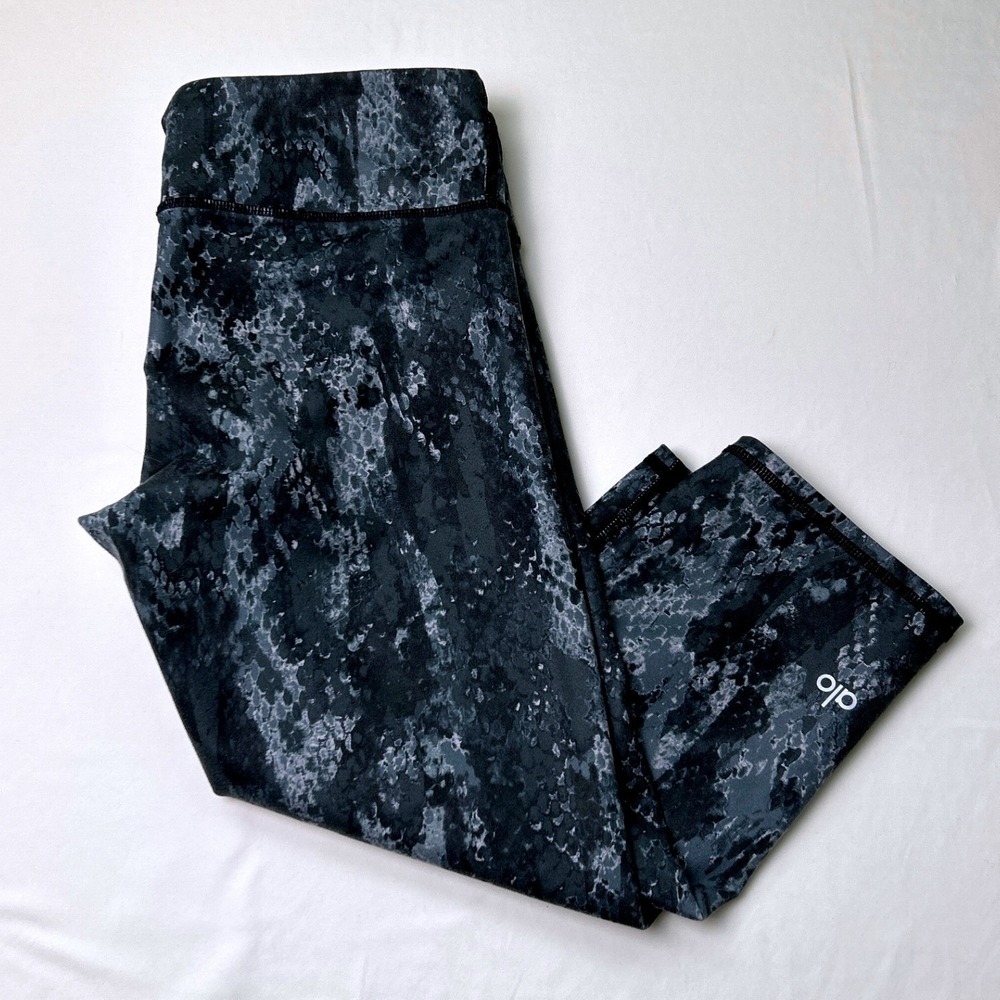 Alo Yoga Womens Snakeskin Cropped Capri Leggings Size M Grey Black Athleisure